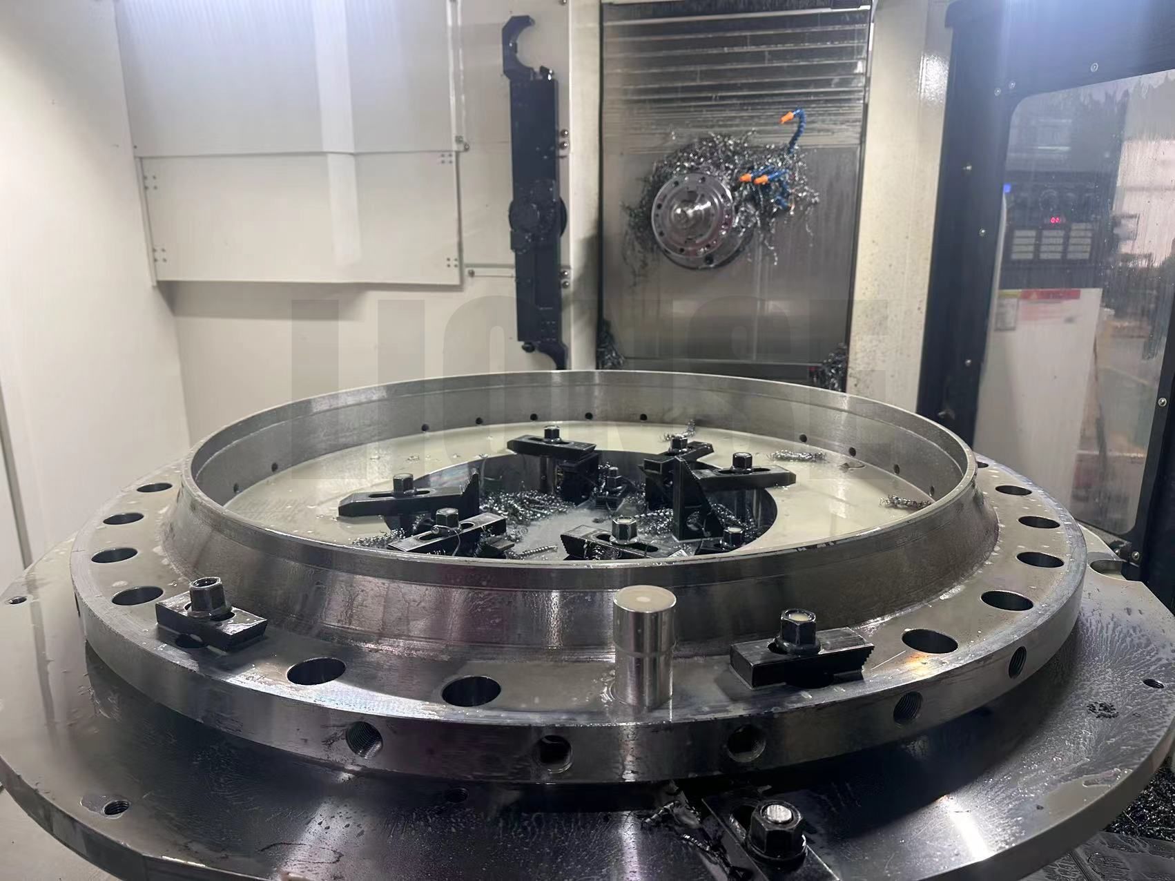 Ako zabezpečiť zvislosť otvoru pri vŕtaní prírub s veľkým priemerom?