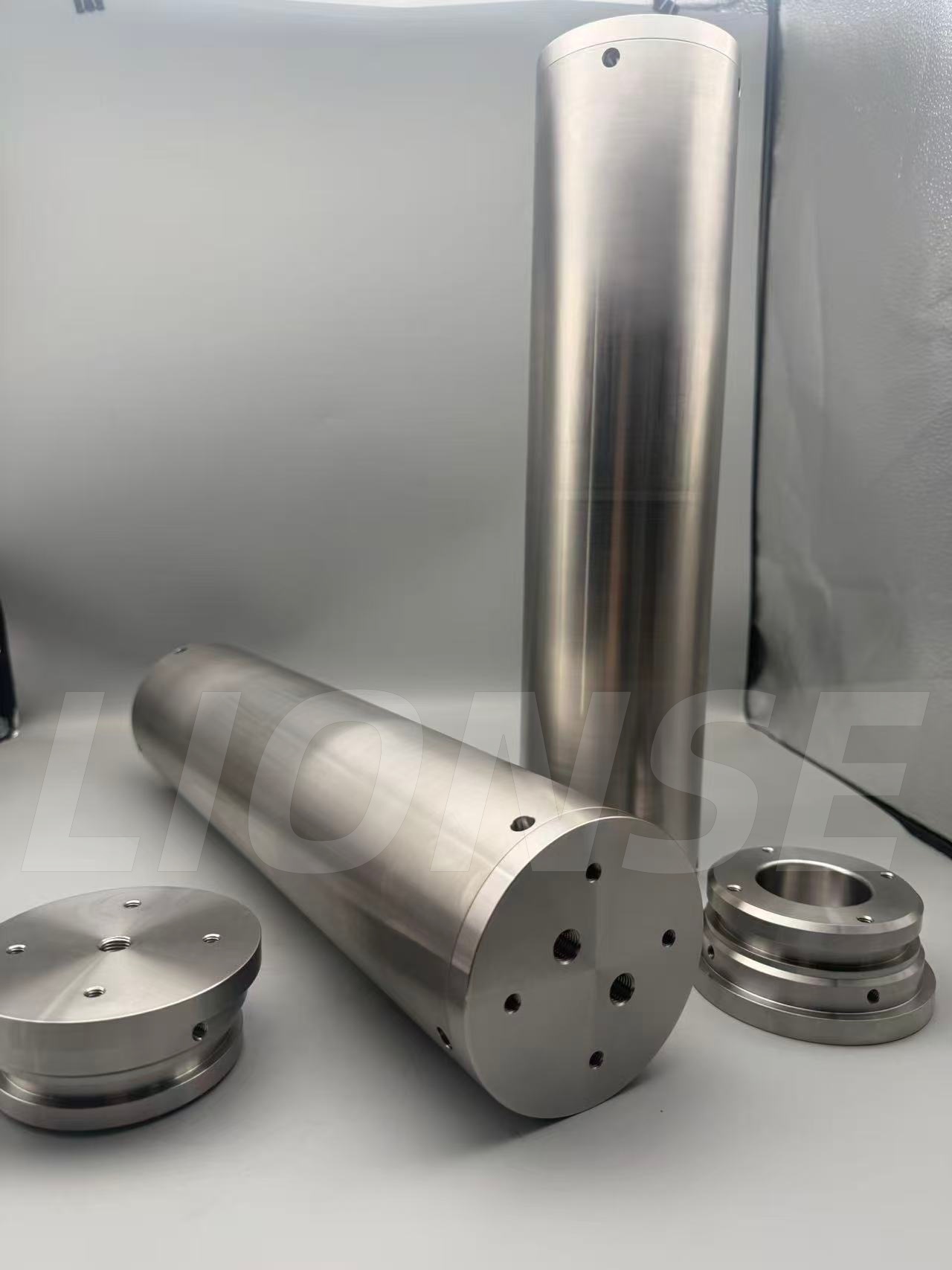 Prečo si niektorí ľudia vyberajú nerezovú oceľ namiesto titánovej zliatiny pre vonkajší plášť uzavretej kabíny používanej pri prieskume hlbín mora?