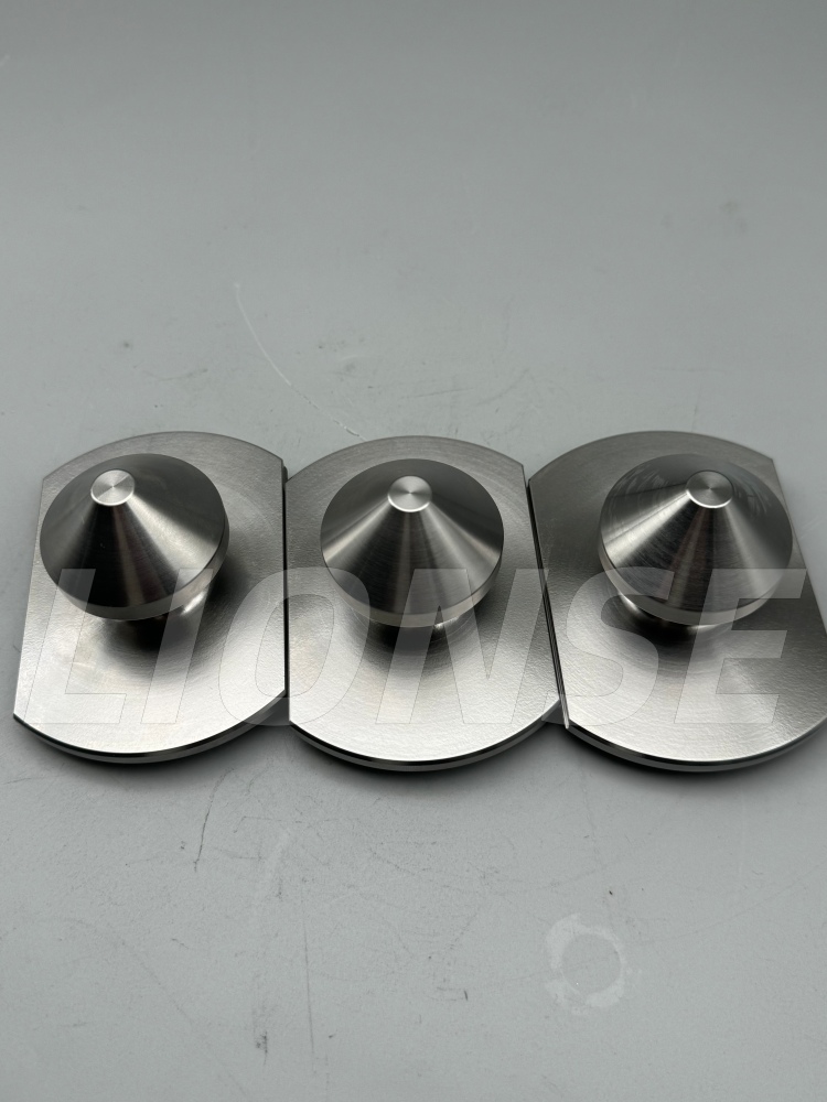 Vyťahovací kolík na lokalizáciu kónického povrchu