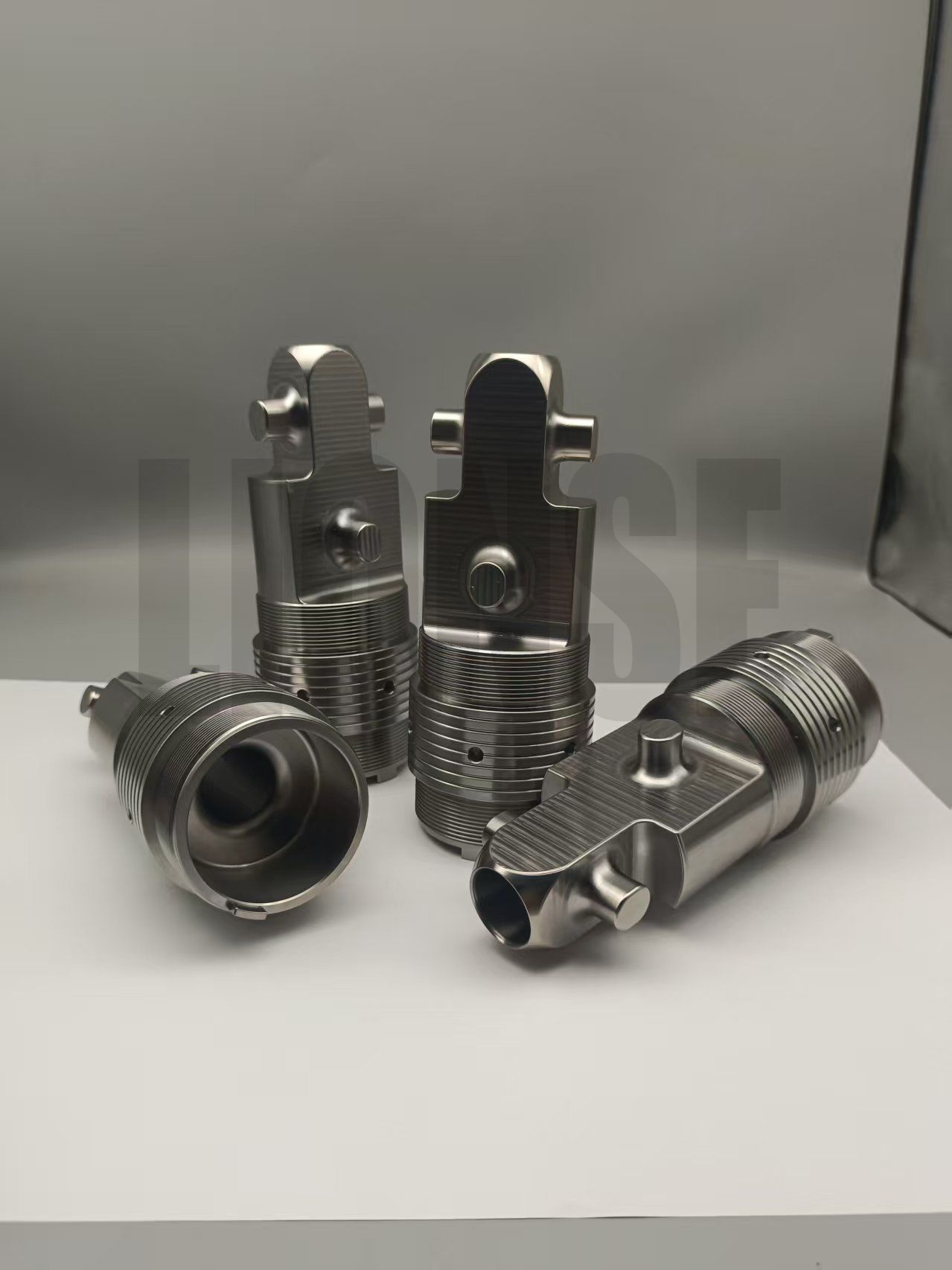 Titánové mechanické diely pre Abyssal